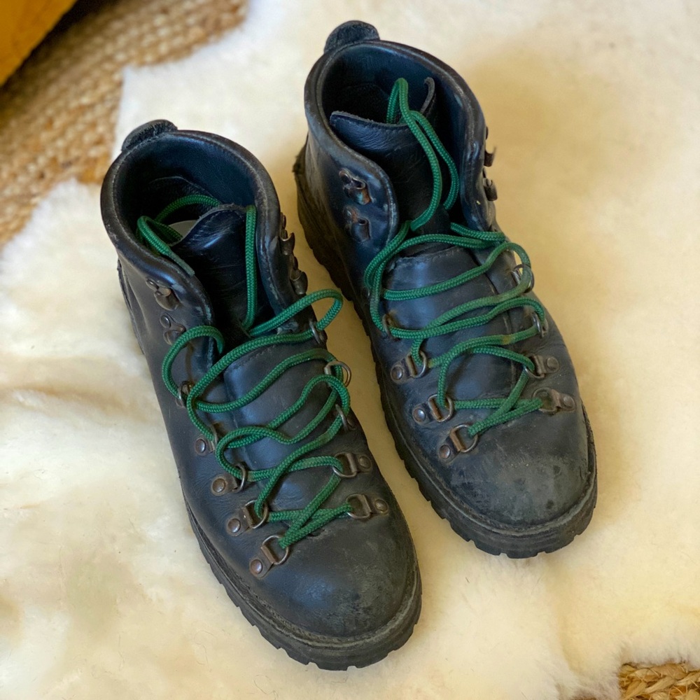 Danner Mountain Light gortex hiking boot vibram sole woman’s 8.5